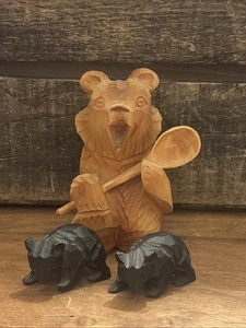 3 alte handgeschnitzte Holz Grizzlybär Figur dunkler Holzbär mit Löffel schwarz - Bild 1 von 4