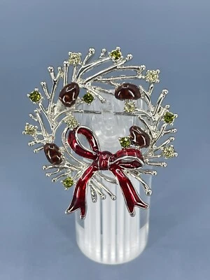 Broche corona navidad pin esmalte rojo cinta verde pedrería tono plata Foto 1 de 4