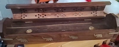 Caja quemador de incienso para conos y palos compartimento secreto lleno de incienso India Foto 1 de 4