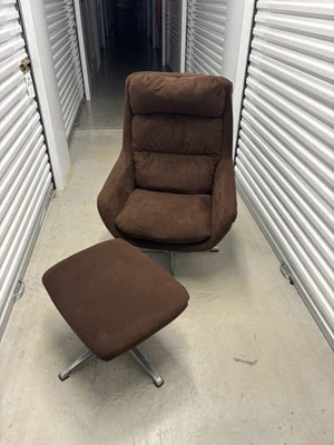 Silla moderna Overman (Suecia) marrón ultra gamuza recién retapizada de mediados de siglo Foto 1 de 4