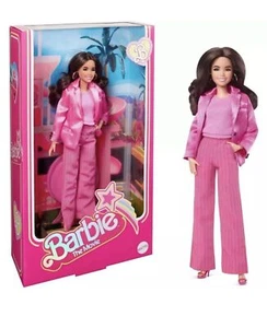 Barbie La Película Gloria Muñeca Coleccionable con Tres Piezas Rosa Power Pantsuit - Imagen 1 de 6