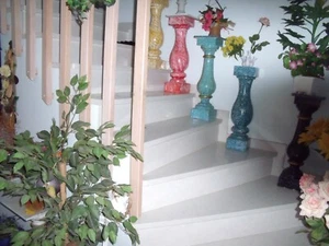 Bemalte Ballustraden mit aufgeklebter Fliese.Als Ablage für z.b.Blumen,Schalen  - Bild 1 von 2