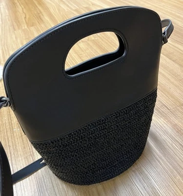 Bolso Bandolera Banana Republic Cuero Negro y Paja Cubo de Hombro Foto 1 de 4