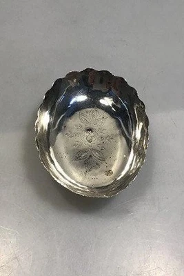 Серебряная чаша с цветочным узором - Изображение 1 из 4