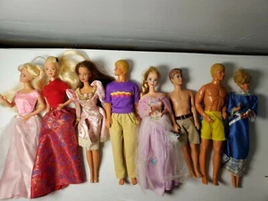Barbie vintage assortimento di 8 vestiti vintage Barbie Ken Hasbro quercia - Foto 1 di 7
