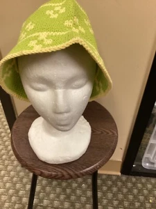 Cappello donna nuovo senza etichette "Giorno della Memoria" verde lime/giallo all'uncinetto secchiello. Taglia 1 - Foto 1 di 5