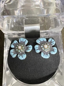Liebling hellblaue Blumen, Ohrstecker floral, Zirkonia - Bild 1 von 6