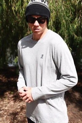 Camiseta Public School New York WNL Manga Longa Cinza Média NOVA Camisa Precisamos de Líderes - Imagem 1 de 4