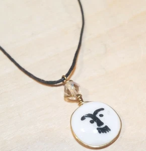 Glasgesicht Anhänger Halskette rund weiß schwarz Seil Modeschmuck - Swanky Barn - Bild 1 von 12