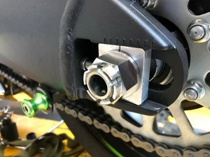 KAWASAKI ZX10-R NINJA 2004-2010 REAR AXLE CASTLE FLANGED NUT TITANIUM NO RUST - Picture 1 of 9