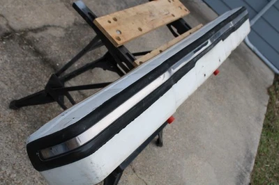 1975 1976 1977  Mercury Capri  Front Bumper Cover w/bright trim 5L74-17996-AAW - Imagem 1 de 4