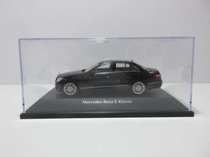1:43 Mercedes-Benz E-Klasse Limousine W212 in Obsidianschwarz Diecast Modell - Bild 1 von 6