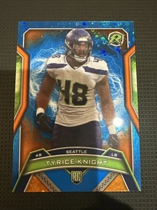 2024 Topps Resurgence - Rookies Tyrice Knight rifrattore scintilla blu e arancione (RC) - Foto 1 di 2