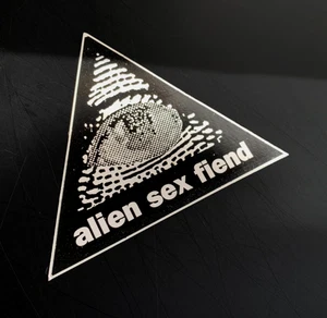 RARO! ALIEN SEX DEFEND gótico muerte industrial rock MÚSICA VINTAGE calcomanía adhesiva años 80 - Imagen 1 de 3