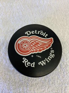 Detroit Red Wings Hockey Puck, In Glas Co Official Made In Slovakia - Bild 1 von 5