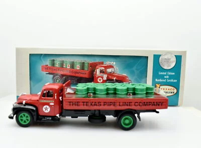 Modellino Camion scala 1:50 Diamond T620 dropside with oil drums Corgi diecast - Immagine 1 di 4