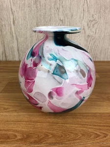 Hermoso jarrón de vidrio blanco verde y rosa con patrón de remolino de 5,5" de alto - Imagen 1 de 7
