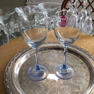 Paar 7 1/2" x 2 1/2" mundgeblasene Arcoroc France Lte blaue Weingläser mit Stiel - Bild 1 von 6