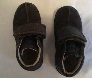 Clarks Toddler Boys Size 4.5 Leather Upper Hook And Loop Ankle Boots Excellent - Picture 1 of 7