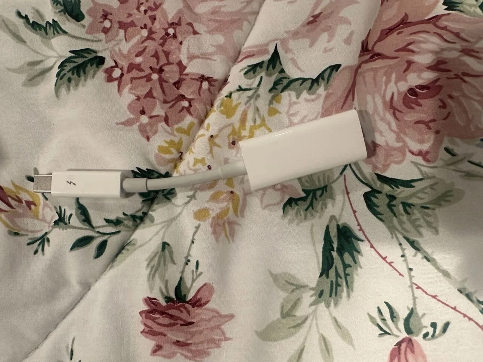 APPLE THUNDERBOLT TO GIGABIT ETHERNET ADAPTER - WHITE - Image 1 of 1