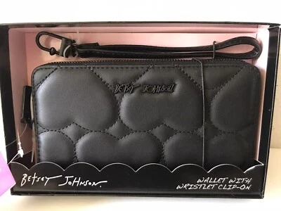 BETSEY JOHNSON NEGRO ACOLCHADO CORAZÓN CREMALLERA ALREDEDOR CARTERA/CON CLIP DE MUÑECA NUEVO EN CAJA Foto 1 de 4