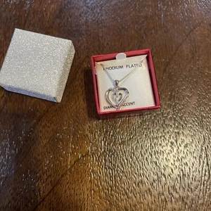 Herz-Halskette mit rhodiniertem Diamant-Akzent - Bild 1 von 4