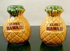 SCHÖNE 2 3/4" SALZ & PFEFFERSTREUER "ALOHA HAWAII" IN FORM VON ANANAS - Bild 1 von 6