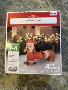 Holiday Time selbstaufblasbarer Weiner Hund mit Weihnachtsmütze und Anzug 4 Fuß Weihnachten - Bild 1 von 3