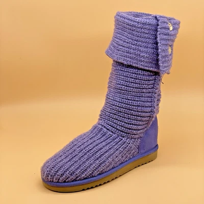 Bota Feminina UGG Classic Cardy Knit 6 Roxa Conforto Aconchegante Inverno Regal Qualidade - Imagem 1 de 4