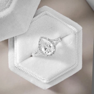 Anillo de compromiso de diamantes de vástago dividido con halo corte pera de 1,9 quilates VVS1 F pavé de oro blanco Foto 1 de 4