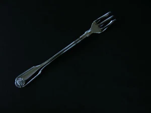 GENUINE ONEIDA CLASSIC SHELL COCKTAIL FORK 18/10 S/S FREE SHIPPPING US ONLY - Picture 1 of 1