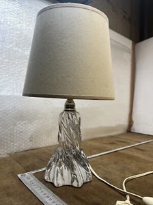 Lampe d'appoint en cristal de Baccarat, modèle torsade, Estampillé Signé Ref N.1 - Picture 1 of 15