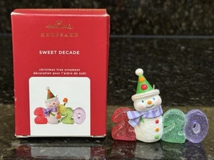 LESEN ~ Hallmark Andenken Weihnachtsschmuck 2020 Sweet Decade Schneemann Weihnachten - Bild 1 von 17
