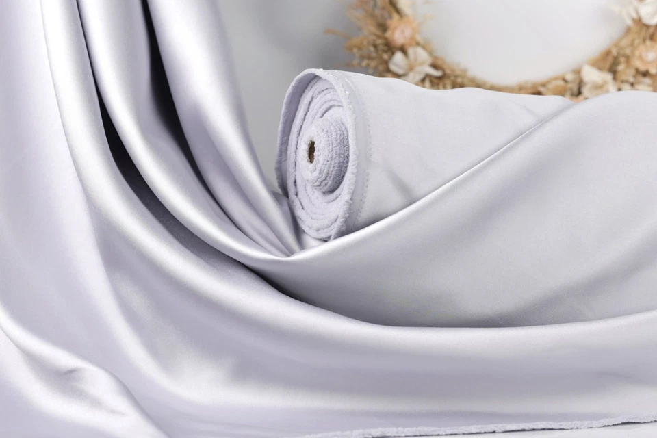 Tela de satén Mikado plateada 58/60" de ancho por yarda 605 Foto 1 de 4