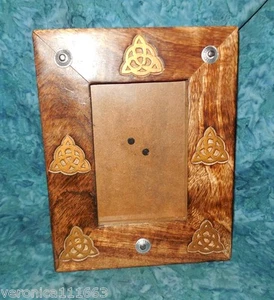 Triquetra Wood Frame NEW holds 4" x 6" photo carved Trinity Knot Gold accents - Imagen 1 de 3