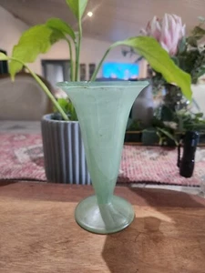 Vintage green frosted pressed glass vase art deco style - Picture 1 of 3