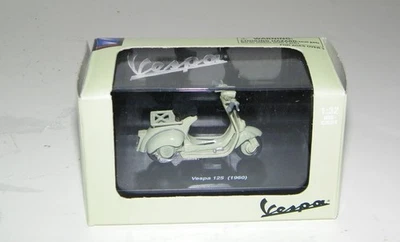 New Ray 1:32 Diecast Piaggio VESPA 125  ( 1960 ) New In Box w/Hard Case Display - Image 1 of 4