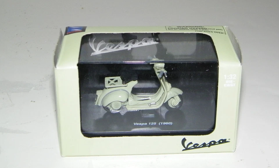 New Ray 1:32 Diecast Piaggio VESPA 125  ( 1960 ) New In Box w/Hard Case Display - Image 1 of 4