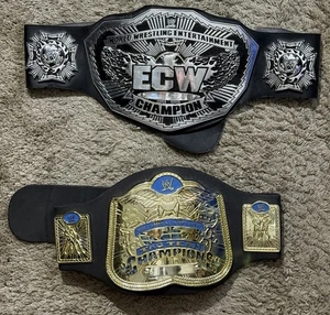 WWE Jakks Pacific Konvolut 2 Replica Wrestling Champion Gürtel 2003 & 2010 - Bild 1 von 9