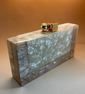 Cartera/cartera de mano vintage años 50 Pearl Lucite Box con correa de cadena de serpiente cierre magnético Foto 1 de 4