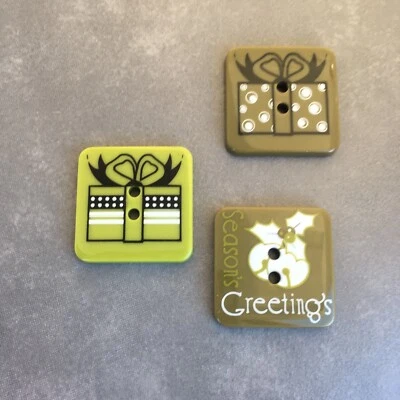 3X Christmas Seasons Greetings Buttons Green 27mm DIY Gift Crafts Decorations - Image 1 of 4