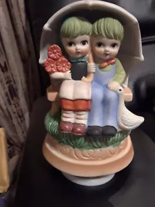 "Caja de Música Vintage Rainy Day Niños Ganso 7 1/2" ¡Hermosa!¡! - Imagen 1 de 3