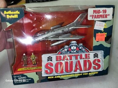 NOS Galoob Battle Squads MiG-19 Farmer with Pilot Figures #74256 - Image 1 of 4
