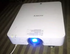 Sony VPL-FX30 Beamer weiß mit Halterung Anschluss ohne Fernbedienung gebraucht - Bild 1 von 6
