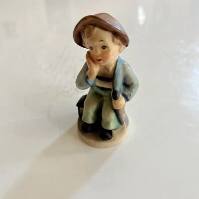 Estatuilla vintage de cerámica de niño sentado con hacha Napco. Titulado "Cansado" AH901. Foto 1 de 4