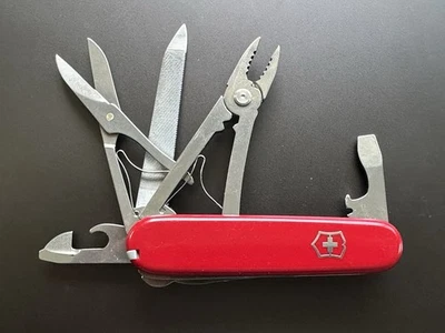 Victorinox 4 capas sin cuchillas personalizado.  Alicates Tijeras Archivo de metal, Destornilladores Foto 1 de 4