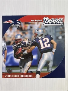 Calendario squadra New England Patriots 2004 12" x 12" Tom Brady copertina NFL FOOTBALL - Foto 1 di 2