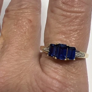Anello zaffiro 10k taglio smeraldo 3 pietre misura 10,5 firmato THL - Foto 1 di 7