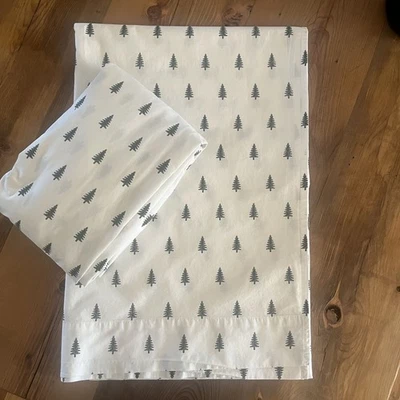 Pottery Barn Teen Organic Cotton XL Twin Flat/Fitted Sheet Set Pine Tree Xmas - Image 1 of 3