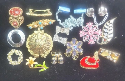 17  Vintage Brooch PIN Rhinestone Crystals Lot #51. - Image 1 of 2